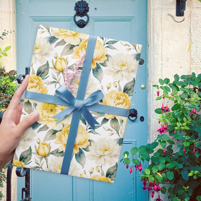 Gul Peony och Krysantemum Blommig Akvarell Presentpapper (Elegant gift wrapping paper with yellow and white pattern of peony and chrysanthemum flowers)