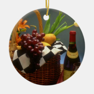 Gul picknickbasket med vin, ost, bröd och julgransprydnad keramik
