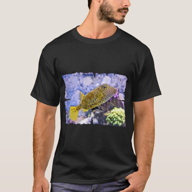 Gul Pufferfisk På Ett Rev Digitala Konst Design T Shirt (Framsida)
