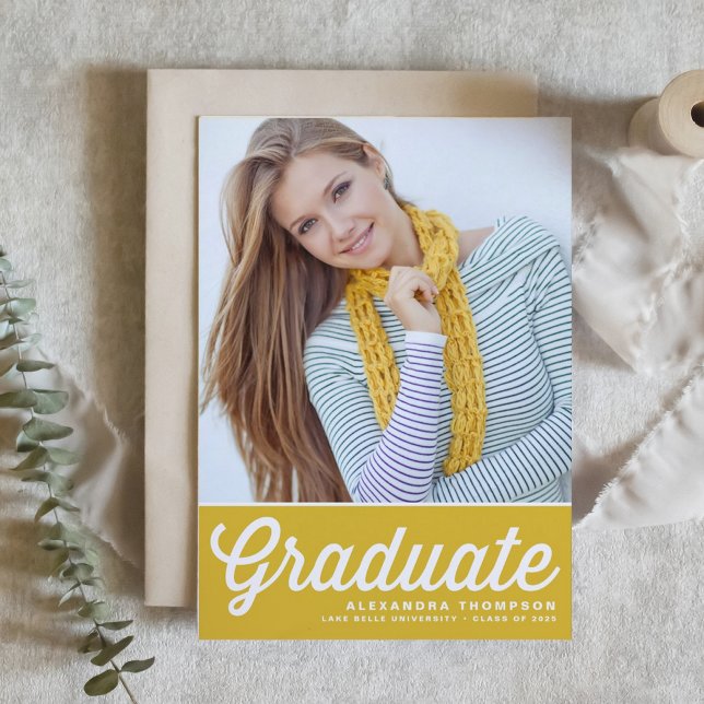 Gul Retro Djärv Typografi Foto Examen Inbjudningar (Customizable yellow photo graduation invitation featuring retro lettering. )