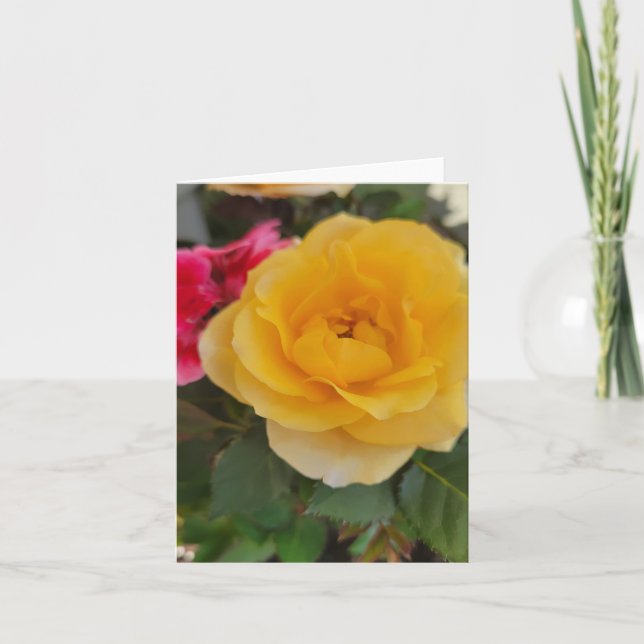 Gul ros blommar för mamma  helgkort (Framsida)