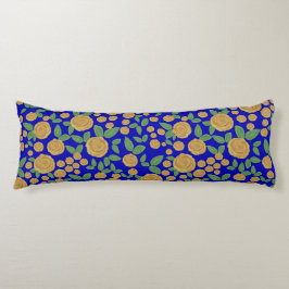 Gul ros blommigt om blått kroppskudde