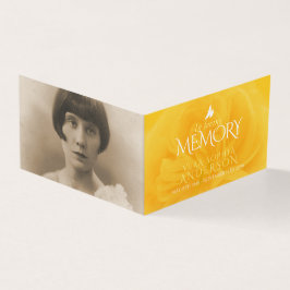 Gul ros dikt-minneskortet är begravet i minnet kort