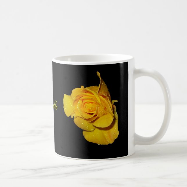 Gul ros med dryga droppar kaffemugg (Höger)