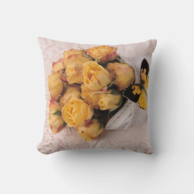 Gul ros med fjärilen kudde (Framsida)