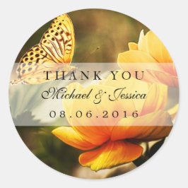 Gul ros och Butterfly Wedding Favor Stickers Runt Klistermärke