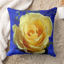 Gul ros Royal Blue Background Dekorativ kudde
