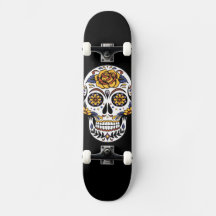 Gul ros Sugar Skull på svart skateboard