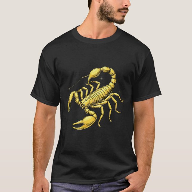 Gul Skorpion Zodiakdesign med Ornament T Shirt (Framsida)