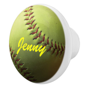 Gul softball med rött sy knopp
