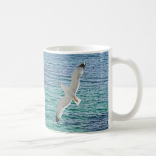 Gul som flyger över havet kaffemugg