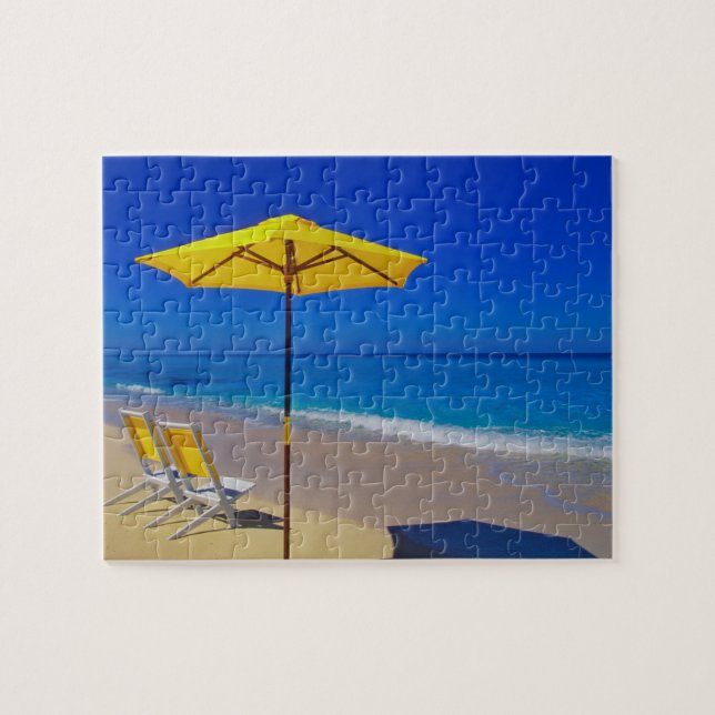 Gul strandskärm och stolar på orörd strand pussel (Horisontell)