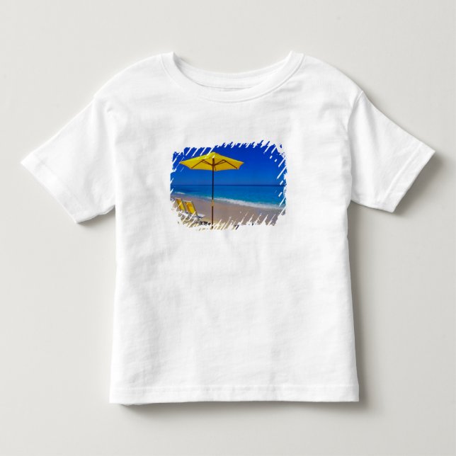 Gul strandskärm och stolar på orörd strand tee (Framsida)