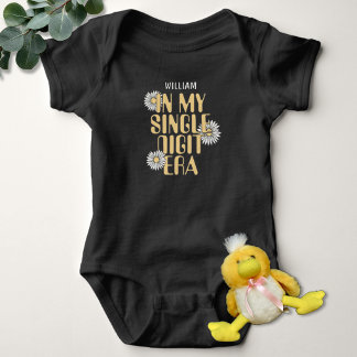 Gul & Svart I Min Era Med Ensiffriga Åldrar Baby N T Shirt