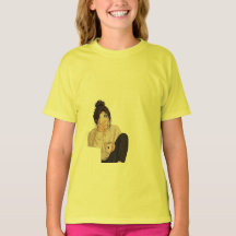 Gul t-shirt med tryck på den