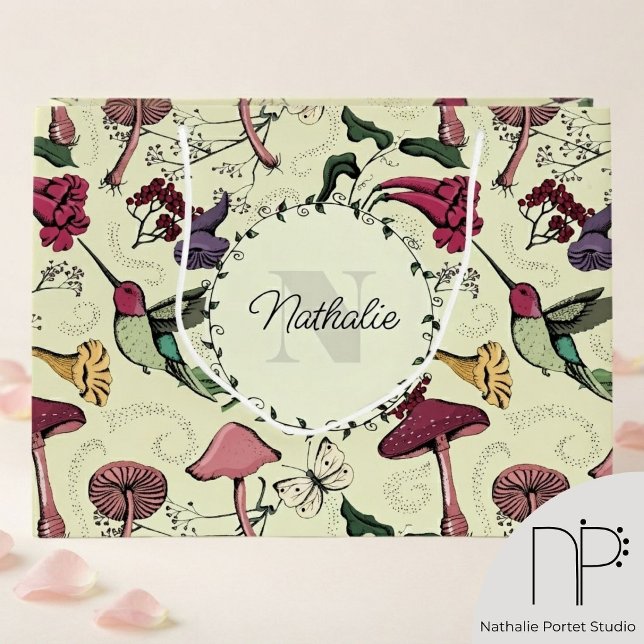 Gul vårträdgård Kolibri Stor presentpåse (This Yellow Spring Garden Hummingbird Large Gift Bag features hand-drawn wildflowers and a monogram.)