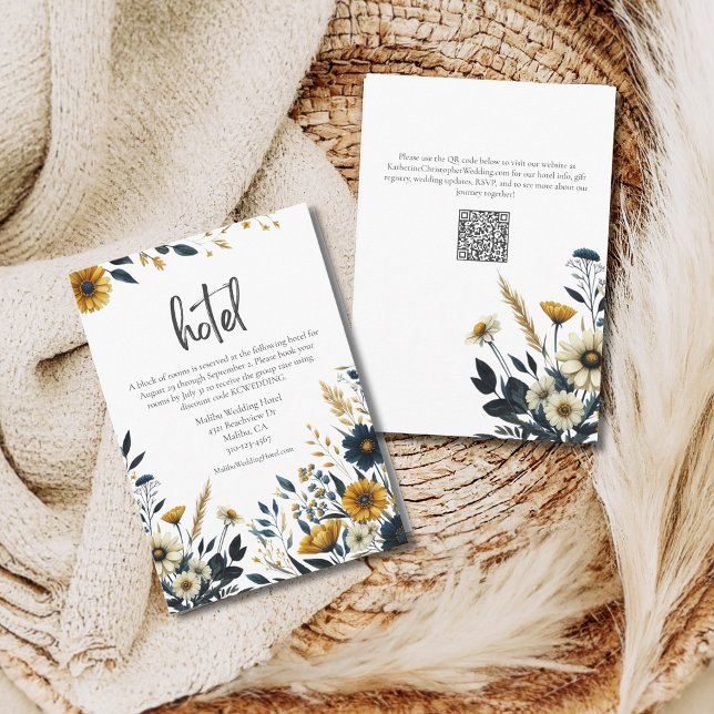 Gula Blå Vilda Blommor Formellt Bröllop Hotell Tilläggskort (Wedding Hotel Details with Yellow and Dark Blue Wildflowers and QR Code for Wedding Website.)