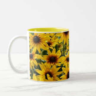 Gula blommor fält Två toner Mugg