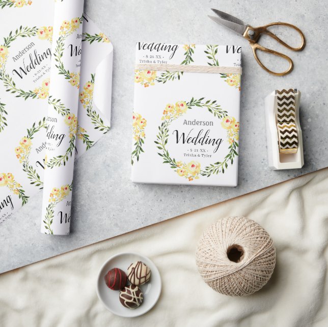 Gula blommor med namn och datum på vit bröllopsbak presentpapper (Hantverk)
