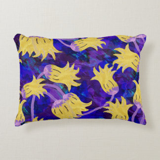 Gula blommor: mörkens vattenfärgsbakgrundsgrafik prydnadskudde