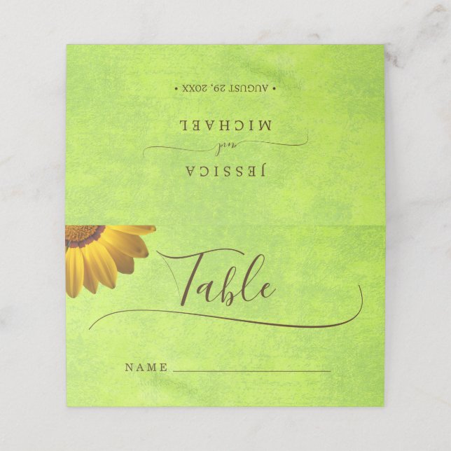 Gula blommor på Abstrakt Grönt Bröllop Placeringskort (Utvändigt utvikt)