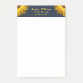 Gula blommor på marinblå bakgrundsmonogram post-it block