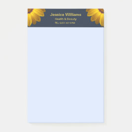 Gula blommor på marinblått bakgrundsmonogram post-it block