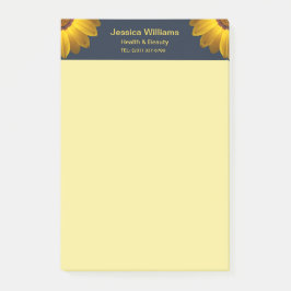 Gula blommor på marinblått bakgrundsmonogram post-it block