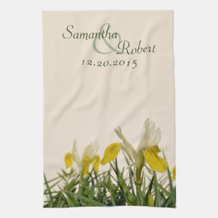 Gula irises på kräm kökshandduk