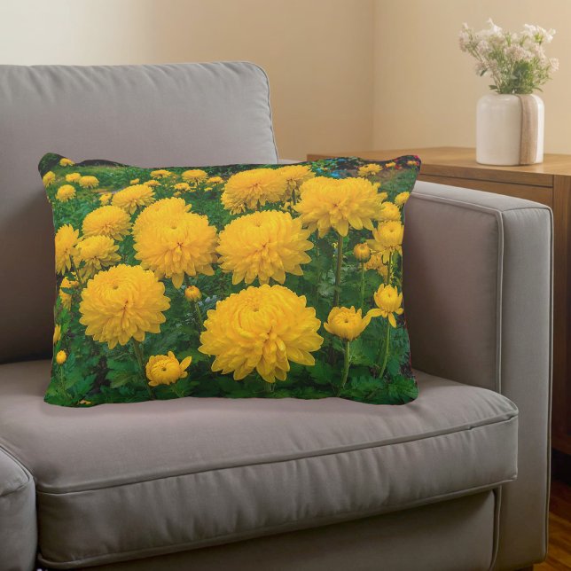 Gula Krysantemum Dekorativ Kudd Prydnadskudde (Accent pillow with yellow chrysanthemums)
