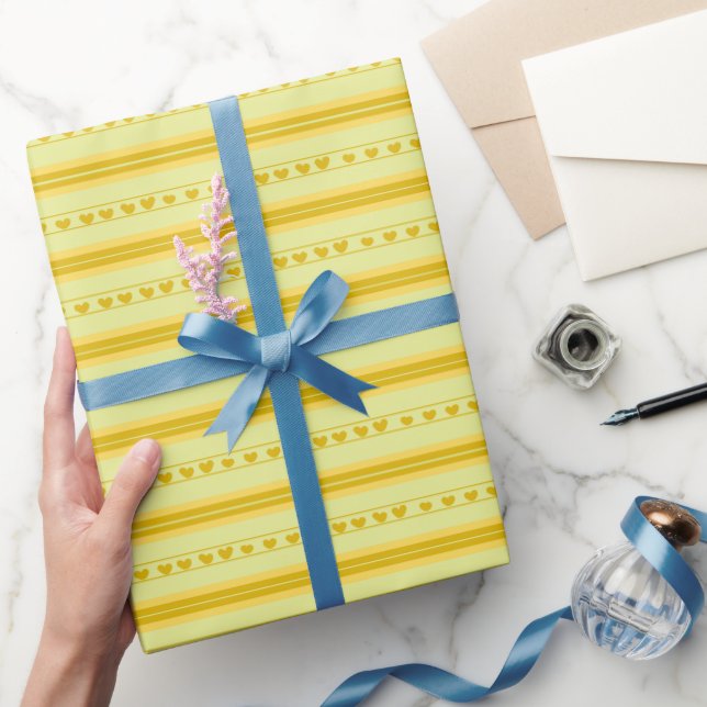 Gula och mörkgula hjärtan i ränder presentpapper (Gifting)