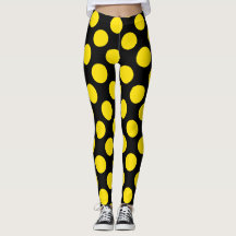 Gula på svarta prickiga leggings