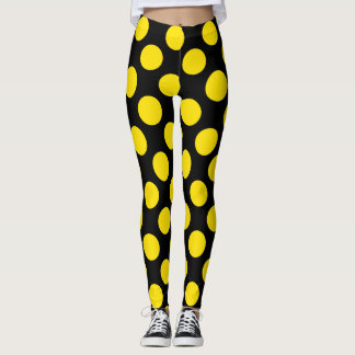 Gula på svarta prickiga leggings
