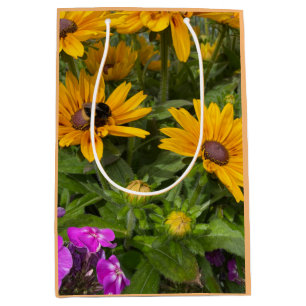 Gula Rudbeckia-blommor Rosa Phlox och Bi