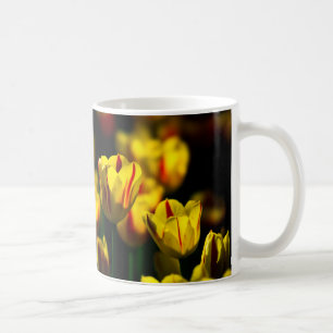 Gula tulipblommor kaffemugg