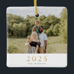 Guld 2022 - Enkelfoto jul Julgransprydnad Keramik<br><div class="desc">Modern minimalistisk festiv design med guld faux foil "2022" ,  enfärgad fotodekoration. Baksidan har fast marin blå färg.</div>