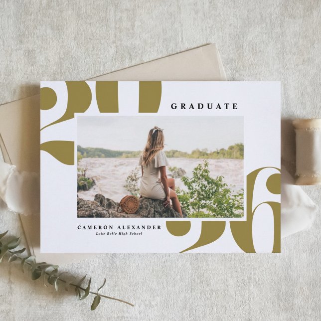 Guld 2025 Fet typografi Foto Examen Meddelande (Customizable class of 2026 photo graduation invitation featuring retro bold typography. )