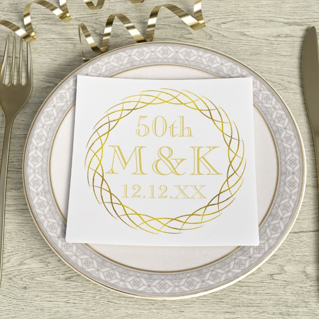 Guld 50:e Bröllop-årsdagen Party Napkins Pappersservett (Add your initials and wedding date to these white and gold  50th wedding anniversary napkins)