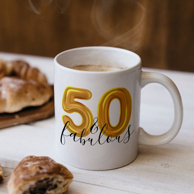 Guld 50 och Fabulous Födelsedagsfest Kaffemugg (Get ready to celebrate a new milestone with these 50 and fabulous party. This features 50 in a gold )