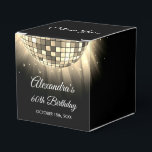 Guld 60:e Födelsedagsfesten 70:s Disco Boll Presentaskar<br><div class="desc">Få dina gäster att känna sig som Disco-stjärnor med vår 60:e Födelsedagsfest 70:s Disco Boll-favoritruta. De här favoritlådorna är perfekten för att skicka hem dina vänner och din familj med en liten nostalgi på 70-talet efter din milstolpe-födelsedag. I en livlig skugga av lila utstrålar dessa favoriter energi och roligt. Dico...</div>