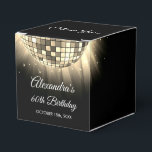 Guld 60:e Födelsedagsfesten 70:s Disco Boll Presentaskar<br><div class="desc">Få dina gäster att känna sig som Disco-stjärnor med vår 60:e Födelsedagsfest 70:s Disco Boll-favoritruta. De här favoritlådorna är perfekten för att skicka hem dina vänner och din familj med en liten nostalgi på 70-talet efter din milstolpe-födelsedag. I en livlig skugga av lila utstrålar dessa favoriter energi och roligt. Dico...</div>