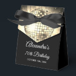 Guld 70:e Födelsedagsfesten Disco Boll Presentaskar<br><div class="desc">Öka din 70-årsdag med vår 70-Födelsedagsfesters Disco Boll Favor Box för 70-årsjubileum i Guld. Den här favoritrutan fångar kärnan i discoeran, skapar den perfektens val för en reflexartad bash eller vilken händelse som helst där du vill ge en aning "70 s magi". I en strålande skugga av guld utstrålar den...</div>