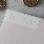 Guld-adressetikett för Monogram-returadress för el Returadress Etikett<br><div class="desc">De här elegant guld-skriptmonogrammen är perfekt för ett enkelt bröllop. Den minimalistiska guld och vita designen har finare romantisk typografi med modern glam stil. Anpassade i alla färg. Behålla designen minimal och klassad som den är, eller anpassa den genom att lägga till egna bilder och teckningar. Dessa etiketter kan användas...</div>