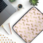 Guld Ananas Mönster Laptop Sleeve<br><div class="desc">En chic av ananas av mosaik stil som är täckt av ett glansigt guld struktur. Den här delen mönster av ananas hand plockade är elegant,  söt och enkel. Anpassa den här teckningen med ditt namn och inledande. Ändra till och med bakgrunden färg till vad som helst som kan tänkas!</div>