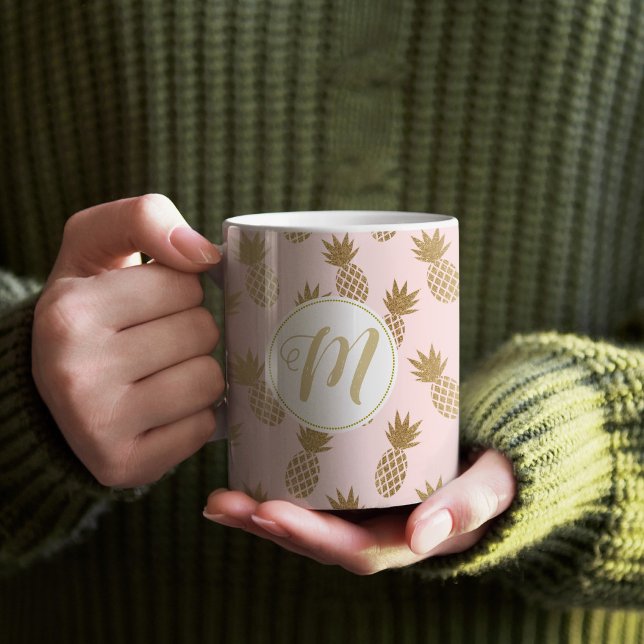 Guld ananas Mönster och Monogram Kaffemugg (Pink and Gold Pineapple Custom Monogram Mug)