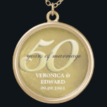 Guld- årsdaghalsband guldpläterat halsband<br><div class="desc">50 år av giftermål är resonerar för att fira. Hedra att sakkunniga kopplar ihop i stil med detta minnessakhalsband. En closeup fotograferar av borstade guld- offsetar för en metallbakgrund den stora "5en-0" som överexponeras med din skräddarsy text. Tillfoga parets namn,  och bröllop daterar. Matcha tillgängliga produkter.</div>