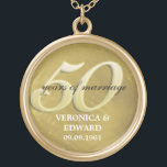 Guld- årsdaghalsband guldpläterat halsband<br><div class="desc">50 år av giftermål är resonerar för att fira. Hedra att sakkunniga kopplar ihop i stil med detta minnessakhalsband. En closeup fotograferar av borstade guld- offsetar för en metallbakgrund den stora "5en-0" som överexponeras med din skräddarsy text. Tillfoga parets namn,  och bröllop daterar. Matcha tillgängliga produkter.</div>