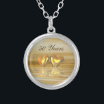 Guld- årsdaghjärtor silverpläterat halsband<br><div class="desc">För alla dina 50th årsdagbehov. Enguld- och gul plats 3d med guld- hjärtor som flyter på vatten. Anpassadetextnågot att säga "50 år".</div>