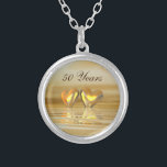 Guld- årsdaghjärtor silverpläterat halsband<br><div class="desc">För alla dina 50th årsdagbehov. Enguld- och gul plats 3d med guld- hjärtor som flyter på vatten. Anpassadetextnågot att säga "50 år".</div>