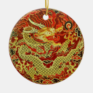 Guld- asiatisk drake som broderas på röd mörk - julgransprydnad keramik